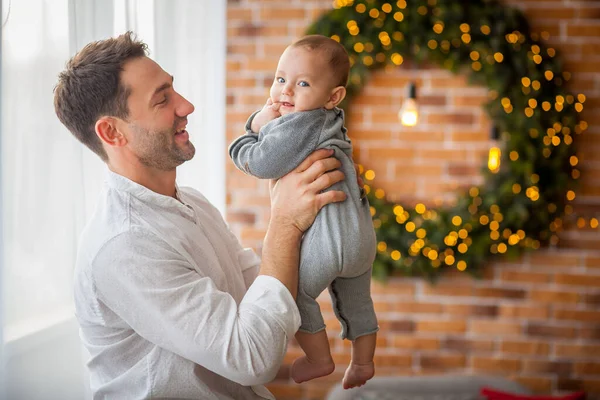 Navidad Papá Pequeño Hijo Sonriendo —  Fotos de Stock