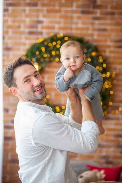 Navidad Papá Pequeño Hijo Sonriendo —  Fotos de Stock