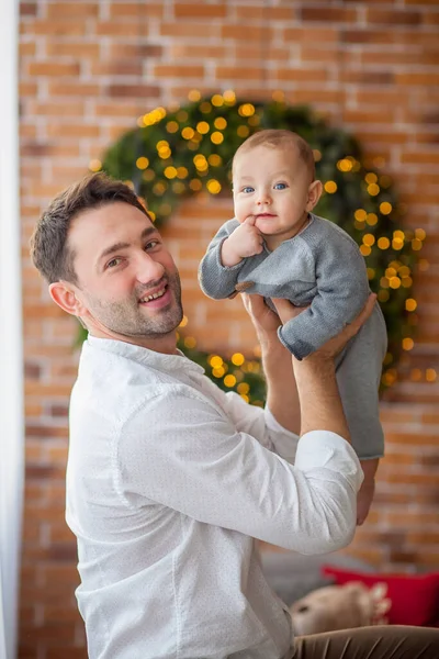 Papá Pequeño Hijo Casa Navidad —  Fotos de Stock