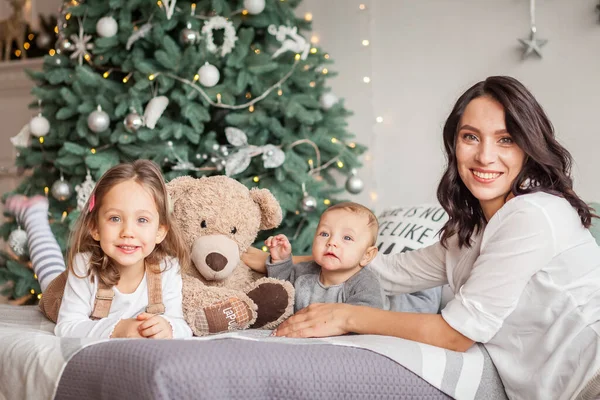 Mama Syn Córka Choinka Razem — Zdjęcie stockowe