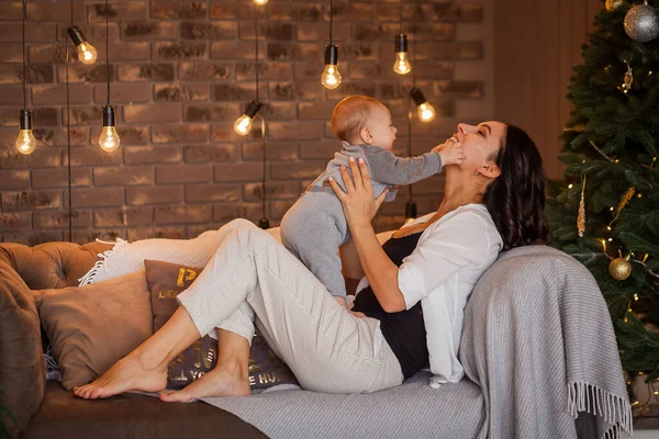 Mamma Con Piccolo Figlio Luci Natale Casa — Foto Stock