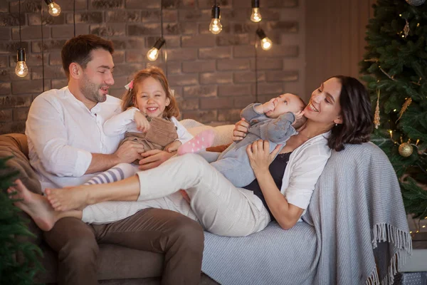 Mamá Papá Hijo Hija Casa Navidad Luces — Foto de Stock