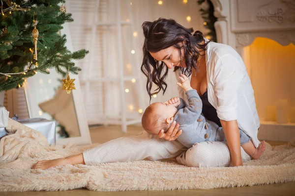 Madre Abbraccia Suo Neonato Vicino All Albero Natale — Foto Stock