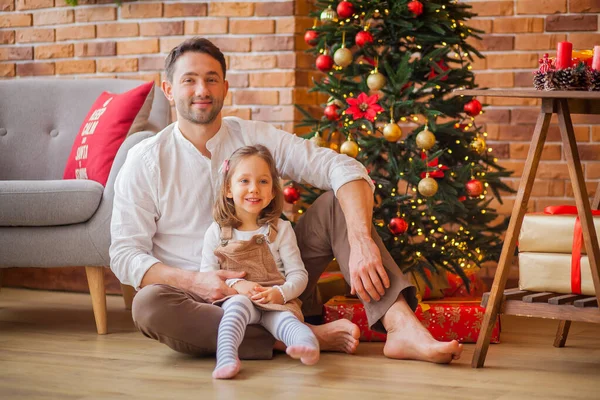 Papá Con Hija Cerca Del Árbol Navidad —  Fotos de Stock