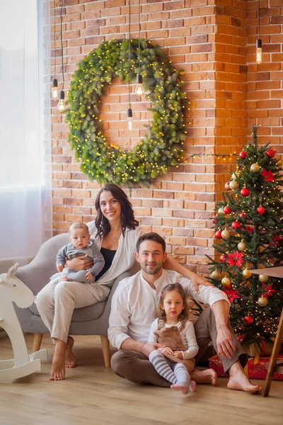 Família Feliz Casa Perto Árvore Natal Ano Novo — Fotografia de Stock