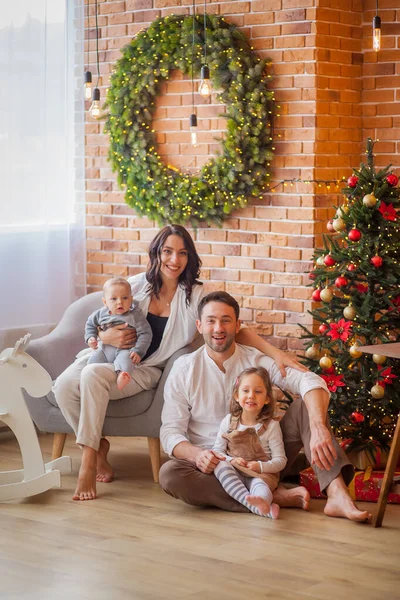 Feliz Familia Casa Cerca Del Árbol Navidad Año Nuevo —  Fotos de Stock