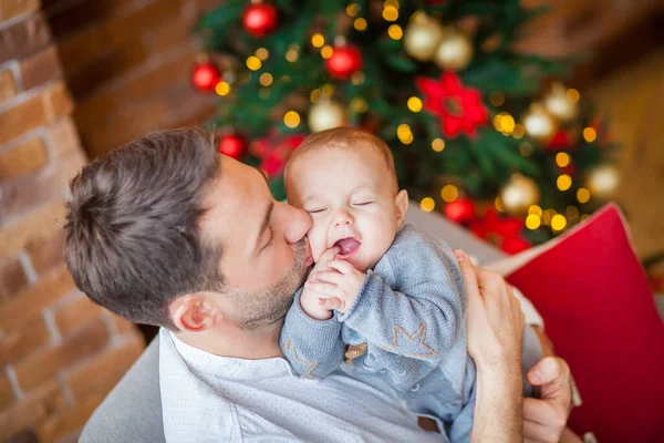 Papá Abraza Recién Nacido Hijo Luces Navidad —  Fotos de Stock