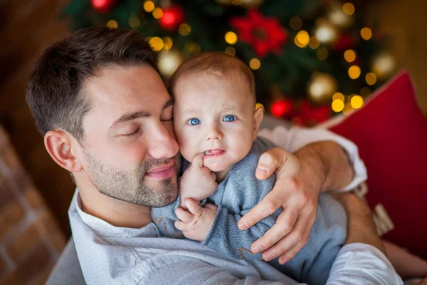 Papá Abraza Recién Nacido Hijo Luces Navidad —  Fotos de Stock