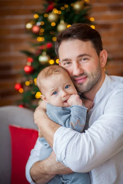 Papá Abraza Hijo Recién Nacido Navidad —  Fotos de Stock