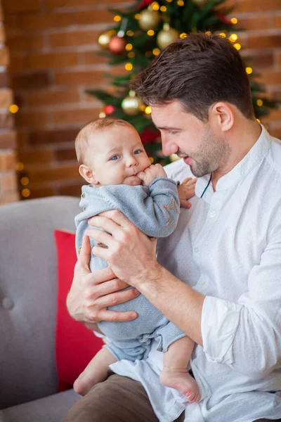 Papá Abraza Recién Nacido Hijo Luces Navidad —  Fotos de Stock
