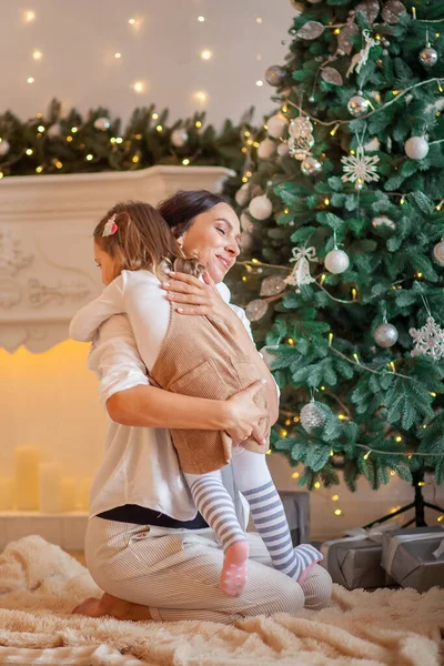 Mãe Beija Filha Perto Árvore Natal Casa — Fotografia de Stock