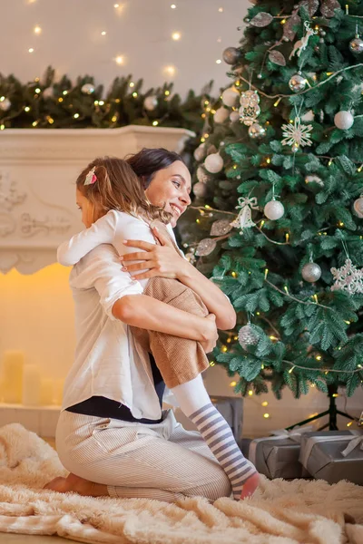 Mamma Bacia Figlia Vicino All Albero Natale Casa — Foto Stock