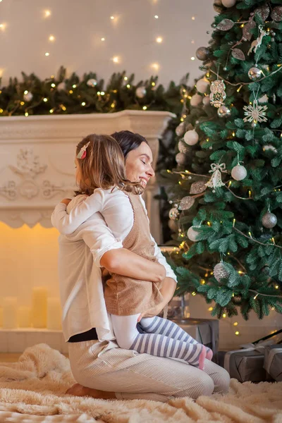 Mamá Juega Con Hija Cerca Casa Del Árbol Navidad —  Fotos de Stock