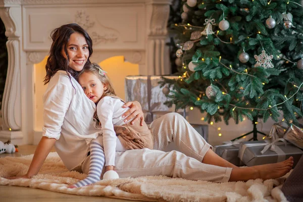 Mutter Spielt Mit Tochter Der Nähe Des Weihnachtsbaums — Stockfoto