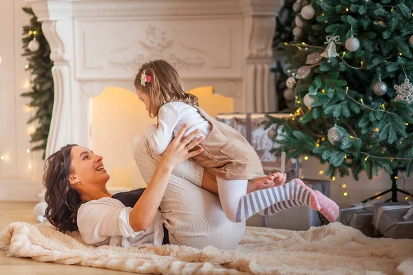 Mamma Abbraccia Figlia Vicino Alla Stanza Dell Albero Natale — Foto Stock