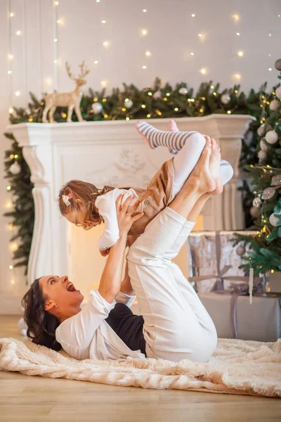 Mamma Abbraccia Figlia Vicino Alla Stanza Dell Albero Natale — Foto Stock