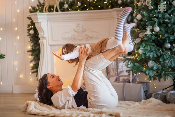 Mama Bawi Się Córką Pobliżu Domu Choinki — Zdjęcie stockowe