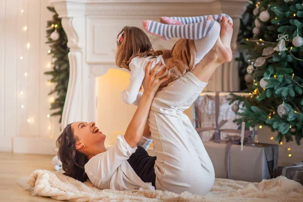 Mamma Gioca Con Sua Figlia Vicino Alla Casa Dell Albero — Foto Stock