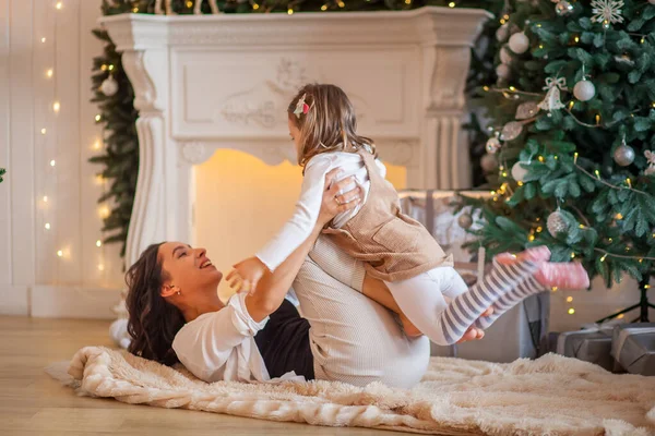 Mamma Abbraccia Figlia Vicino Alla Stanza Dell Albero Natale — Foto Stock