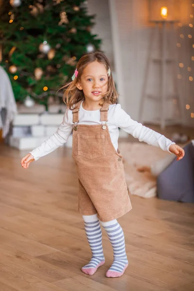 Klein Meisje Speelt Buurt Van Kerstboom Lichten — Stockfoto