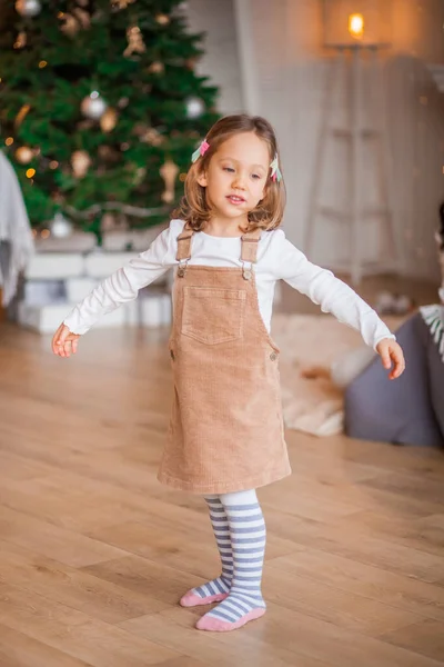 Bambina Gioca Vicino Alle Luci Dell Albero Natale — Foto Stock