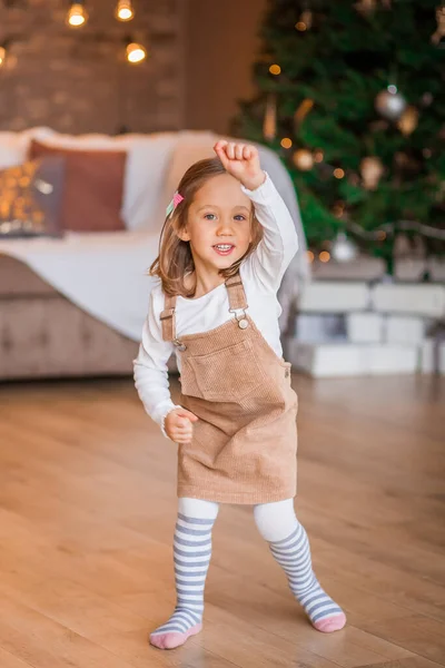 Meisje Glimlachend Dansend Bij Kerstboom — Stockfoto