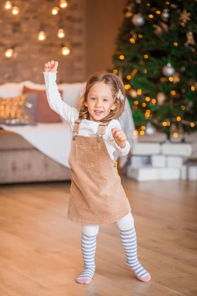 Bambina Sorridente Danzante Vicino All Albero Natale — Foto Stock