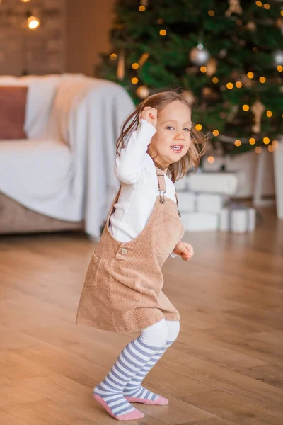 Klein Meisje Speelt Buurt Van Kerstboom Lichten — Stockfoto