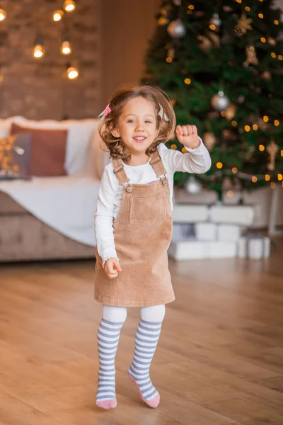 Meisje Glimlachend Dansend Bij Kerstboom — Stockfoto