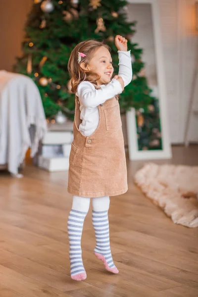 Bambina Gioca Vicino Alle Luci Dell Albero Natale — Foto Stock