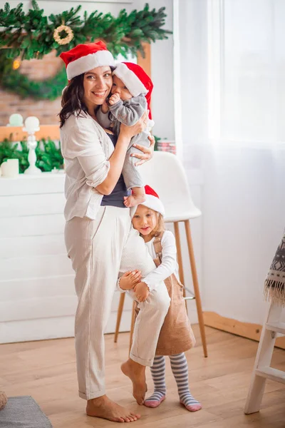 Mama Kinderen Kerstmutsen Thuis — Stockfoto