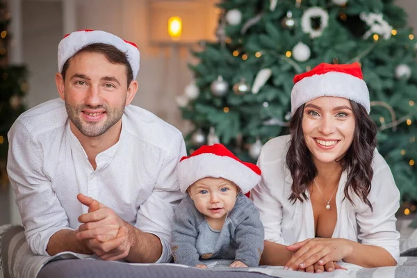 Glückliche Mama Papa Und Sohn Weihnachtsmützen — Stockfoto
