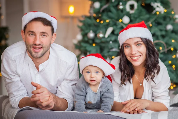 Glückliche Mama Papa Und Sohn Weihnachtsmützen — Stockfoto