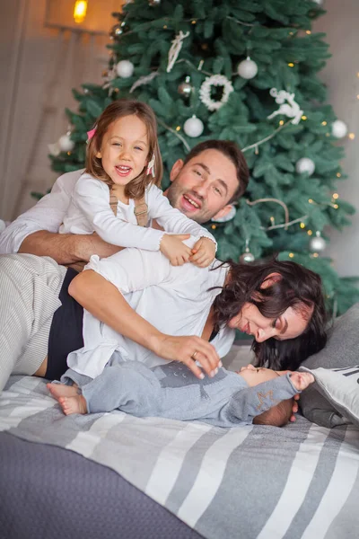 Junge Familie Mit Kindern Schlafzimmer Hause — Stockfoto