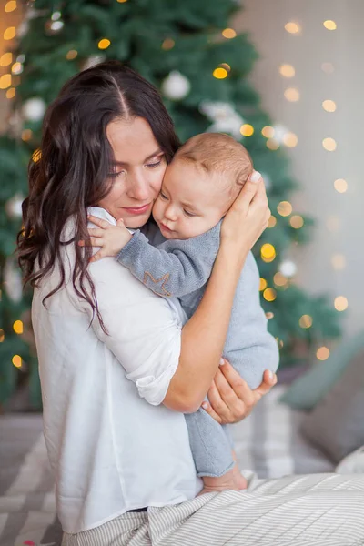 Mam Kust Een Pasgeboren Baby Slaapkamer — Stockfoto