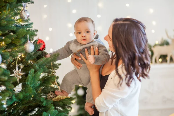 Jonge Moeder Met Haar Zoon Buurt Van Kerstboom Thuis — Stockfoto