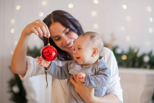 Jong Moeder Kleine Zoon Spelen Kerstspeelgoed — Stockfoto