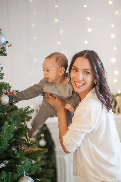Jonge Moeder Met Haar Zoon Buurt Van Kerstboom Thuis — Stockfoto