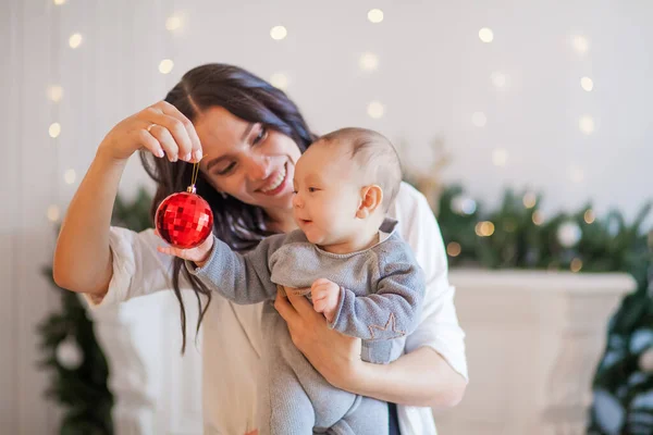 Jong Moeder Kleine Zoon Spelen Kerstspeelgoed — Stockfoto