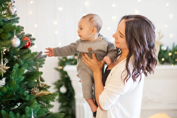 Madre Joven Con Hijo Cerca Del Árbol Navidad Casa —  Fotos de Stock