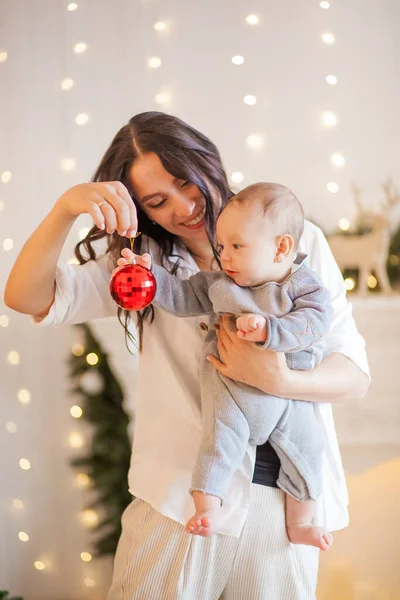 Jong Moeder Kleine Zoon Spelen Kerstspeelgoed — Stockfoto