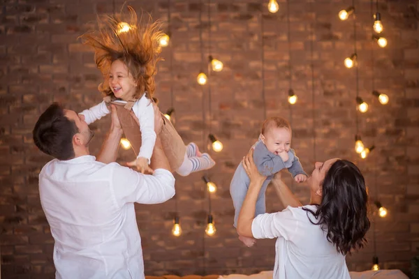 Glückliche Eltern Werfen Ihre Kinder Hause Weg — Stockfoto