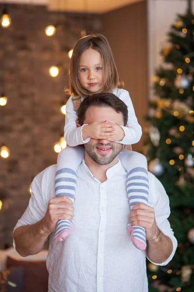 Niña Feliz Sentada Cuello Padre —  Fotos de Stock