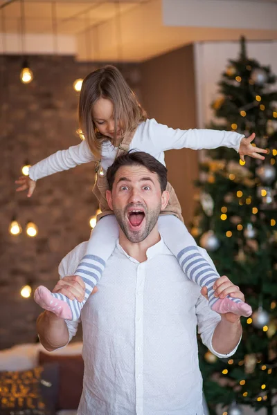 Feliz Joven Papá Lanza Hija Ríen —  Fotos de Stock