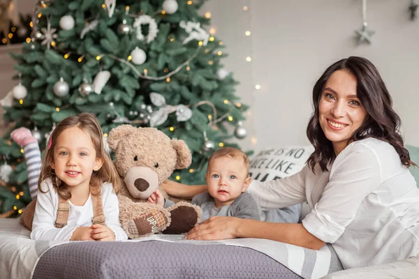 Mãe Filho Filha Natal Árvore Juntos Imagem De Stock