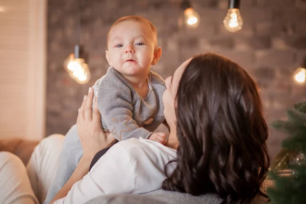 新生児の息子の家のライトにキス ストック写真