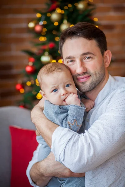 Papà Abbraccia Neonato Figlio Natale Luci Immagine Stock