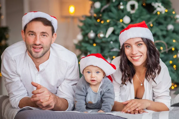 Glückliche Mama Papa Und Sohn Weihnachtsmützen Stockbild