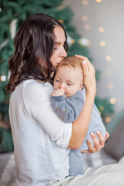 Mãe Beija Bebê Recém Nascido Quarto Fotografia De Stock