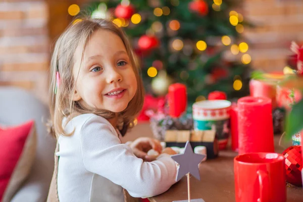 Gelukkig Klein Meisje Glimlachen Buurt Van Kerstboom Rechtenvrije Stockfoto's